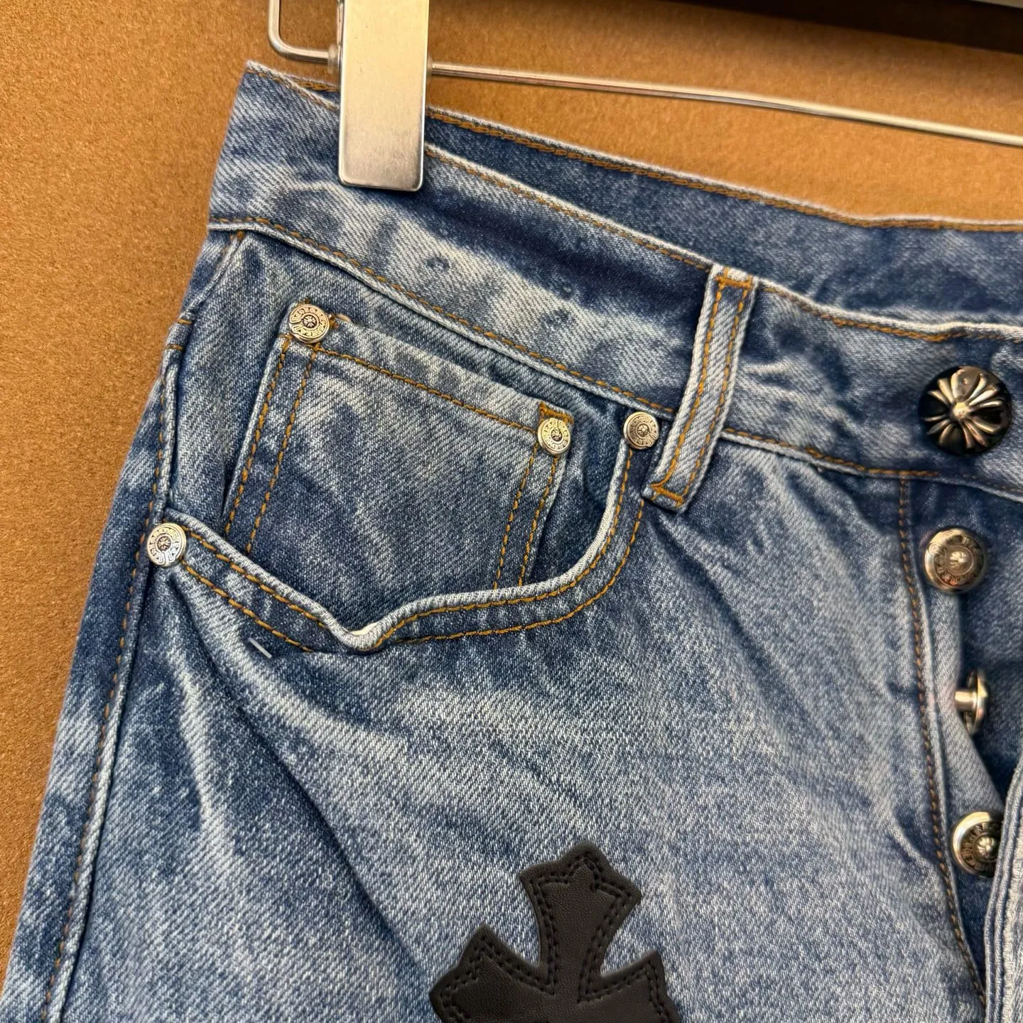 P280 Style number D321 chromehearts three-color patchwork leather jeans SIZE#28-36 Size reference# 28 pants length 102 waist 70 hips 96 30 pants length 104 waist 74 hips 100 32 pants length 106 waist 78 hips 104 34 pants length 108 waist 82 hips 108